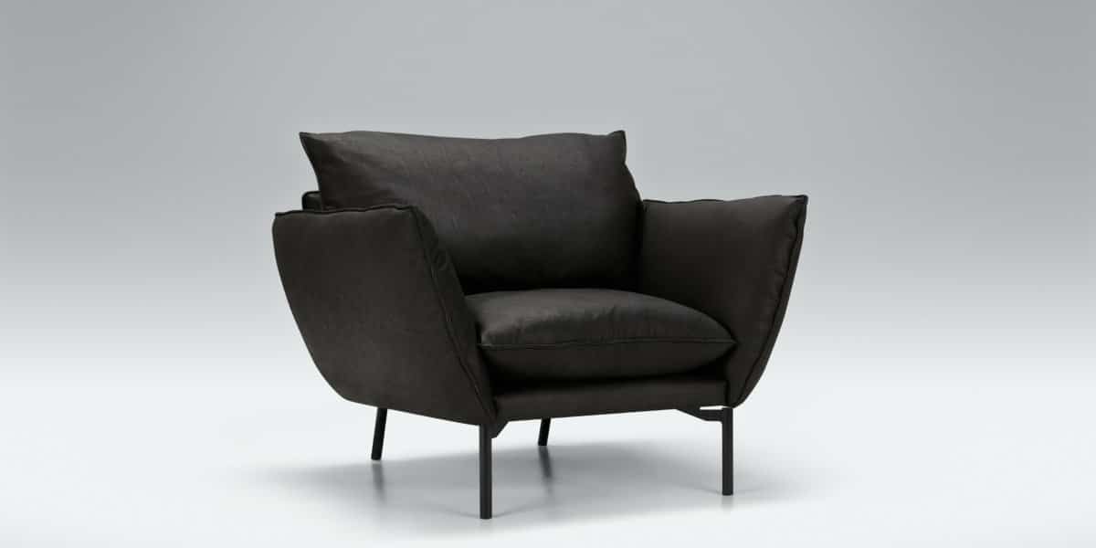 Fauteuil vert foncé avec une assise et un dossier rembourrés, rappelant un canapé parisien, avec de fins pieds en métal sur un fond gris clair. Canape Paris by Atelier Bis