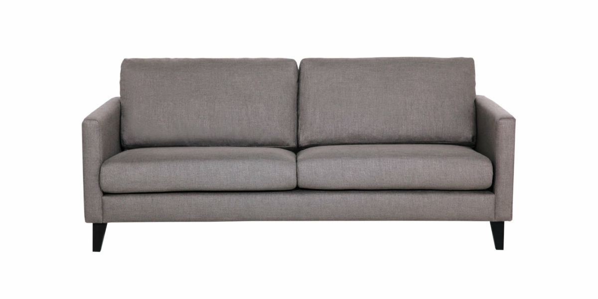 Canapé gris rembourré aux lignes épurées et aux pieds noirs, vu de face, dégageant une touche d'élégance parisienne. Canape Paris by Atelier Bis