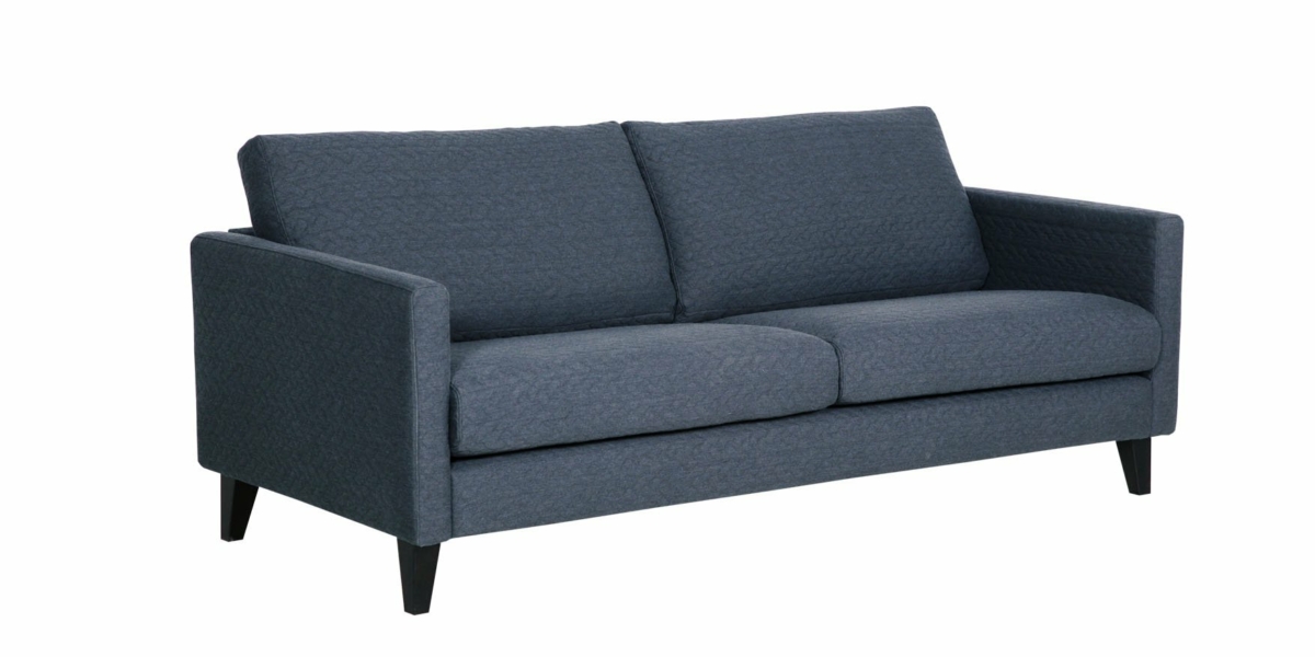 Un canapé moderne chic et bleu foncé avec deux coussins moelleux et des pieds en bois, élégamment placé sur un fond blanc immaculé. Canape Paris by Atelier Bis