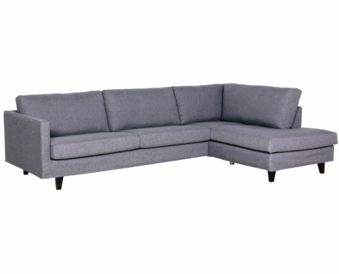 Canapé sectionnel gris avec un design élégant en forme de L, doté de sièges et de dossiers rembourrés, complétés par des pieds noirs élégants. Canape Paris by Atelier Bis