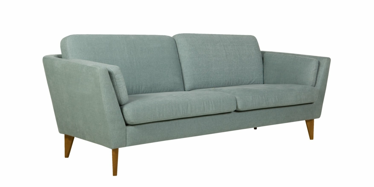 Un canapé moderne vert clair du milieu du siècle avec des pieds en bois et des accoudoirs inclinés, rappelant l'élégance parisienne. Canape Paris by Atelier Bis