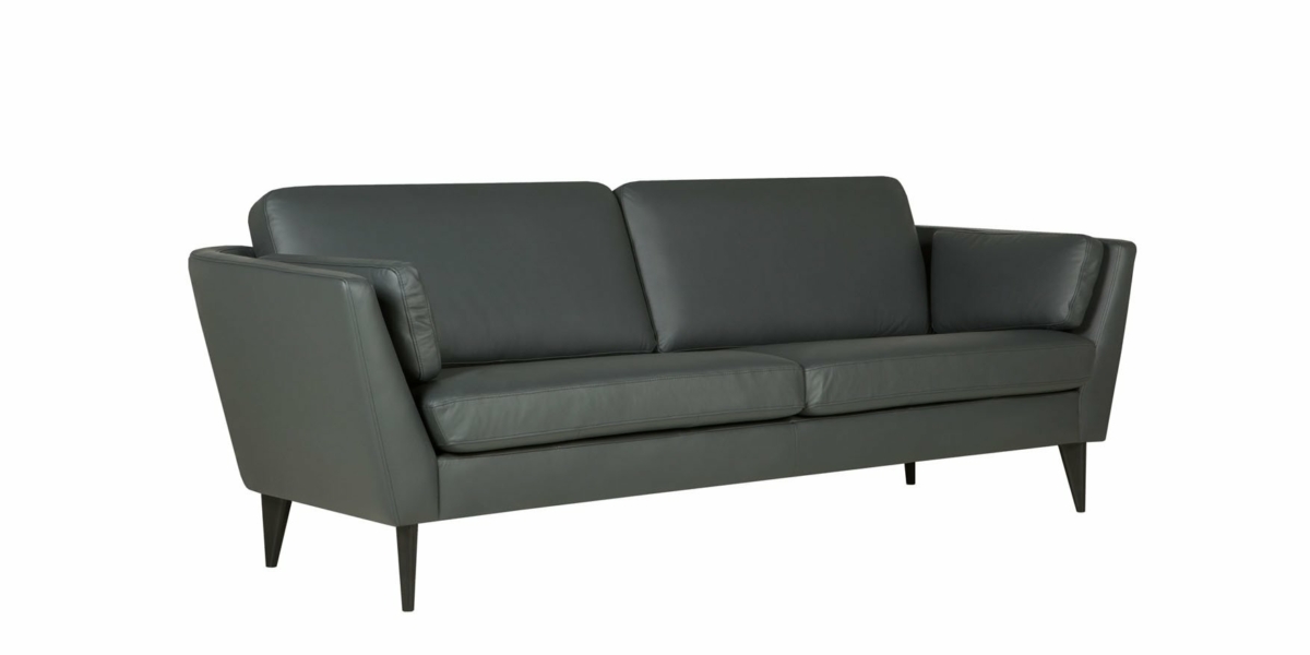Un canapé en cuir vert foncé avec des accoudoirs inclinés et des pieds fins se dresse élégamment sur un fond blanc, dégageant une touche de chic parisien. Canape Paris by Atelier Bis
