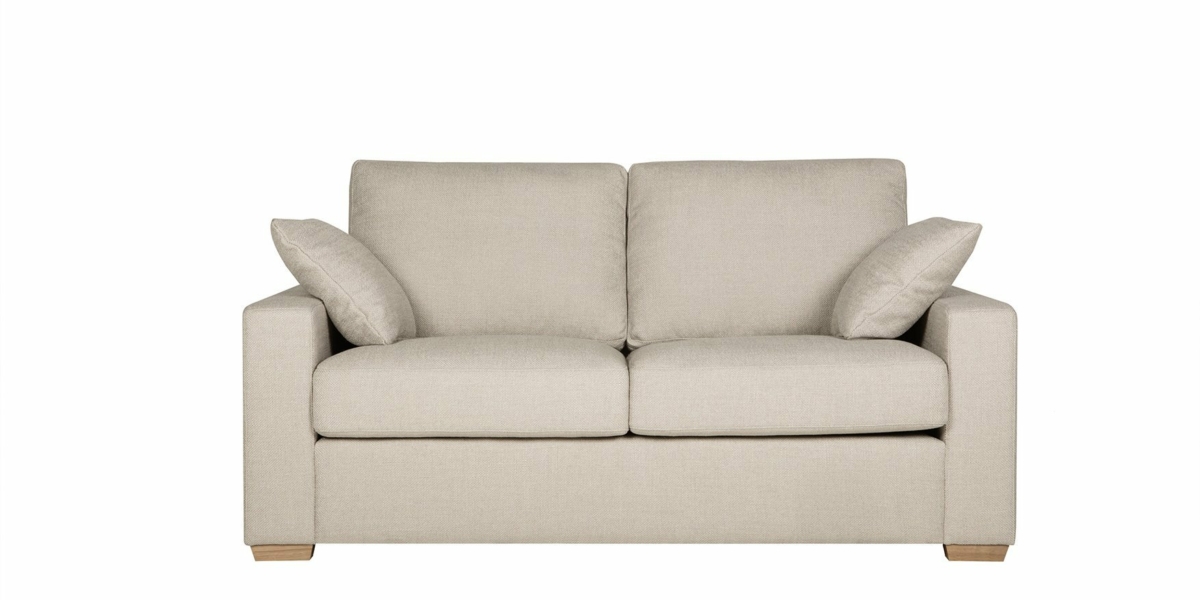 Canapé deux places beige avec accoudoirs carrés et deux coussins assortis, sur fond blanc. Canape Paris by Atelier Bis