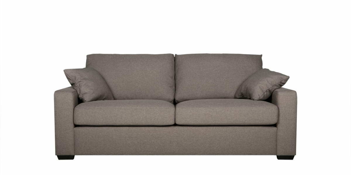 Un canapé deux places gris chic avec des coussins assortis se dresse élégamment sur un fond blanc immaculé, dégageant un charme parisien. Canape Paris by Atelier Bis