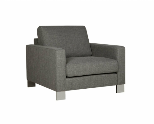 Fauteuil moderne gris avec coussins carrés et pieds en métal élégants, dégageant une ambiance parisienne chic sur un fond blanc immaculé. Canape Paris by Atelier Bis