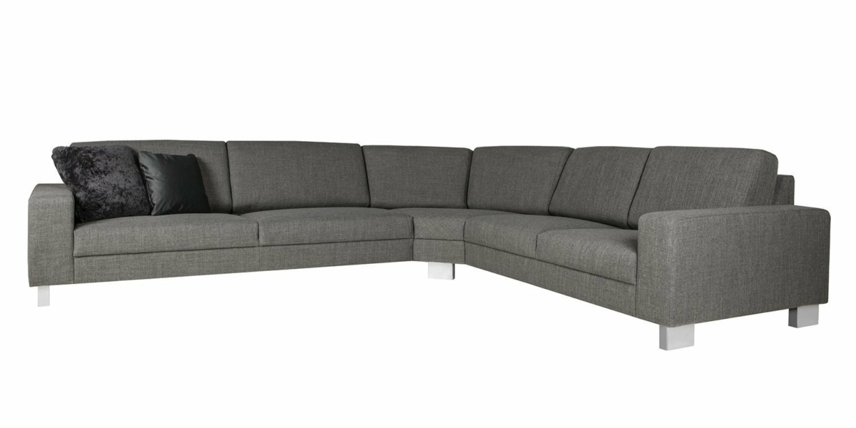 Canapé gris en L avec pieds argentés et deux coussins foncés, ajoutant une touche d'élégance parisienne à votre salon. Canape Paris by Atelier Bis