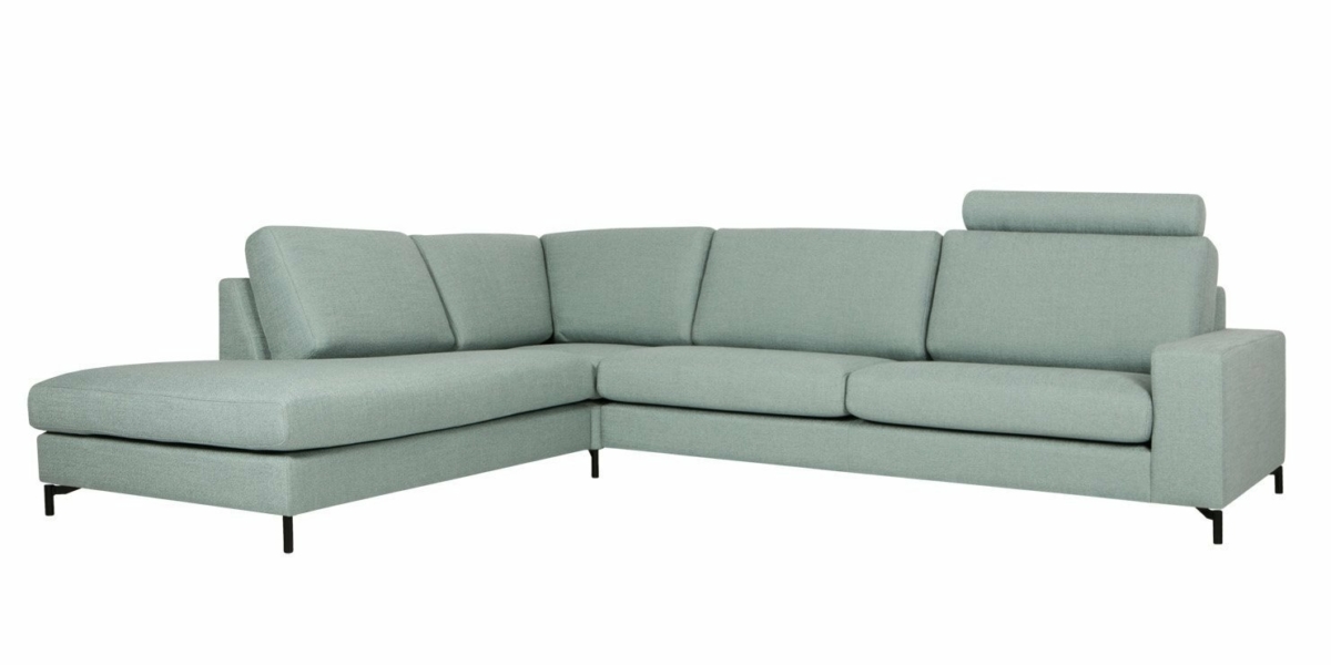 Un canapé sectionnel en L vert clair avec des pieds noirs et des appuis-tête réglables, parfait pour ajouter une touche d'élégance parisienne à votre espace de vie. Canape Paris by Atelier Bis