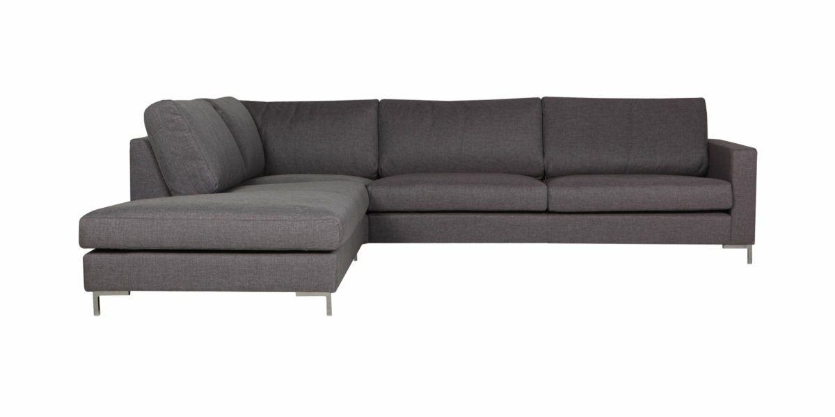 Canapé sectionnel chic en L gris avec coussins moelleux et pieds en métal élégants, parfait pour ajouter une touche d'élégance parisienne à n'importe quel espace de vie, sur un fond blanc impeccable. Canape Paris by Atelier Bis