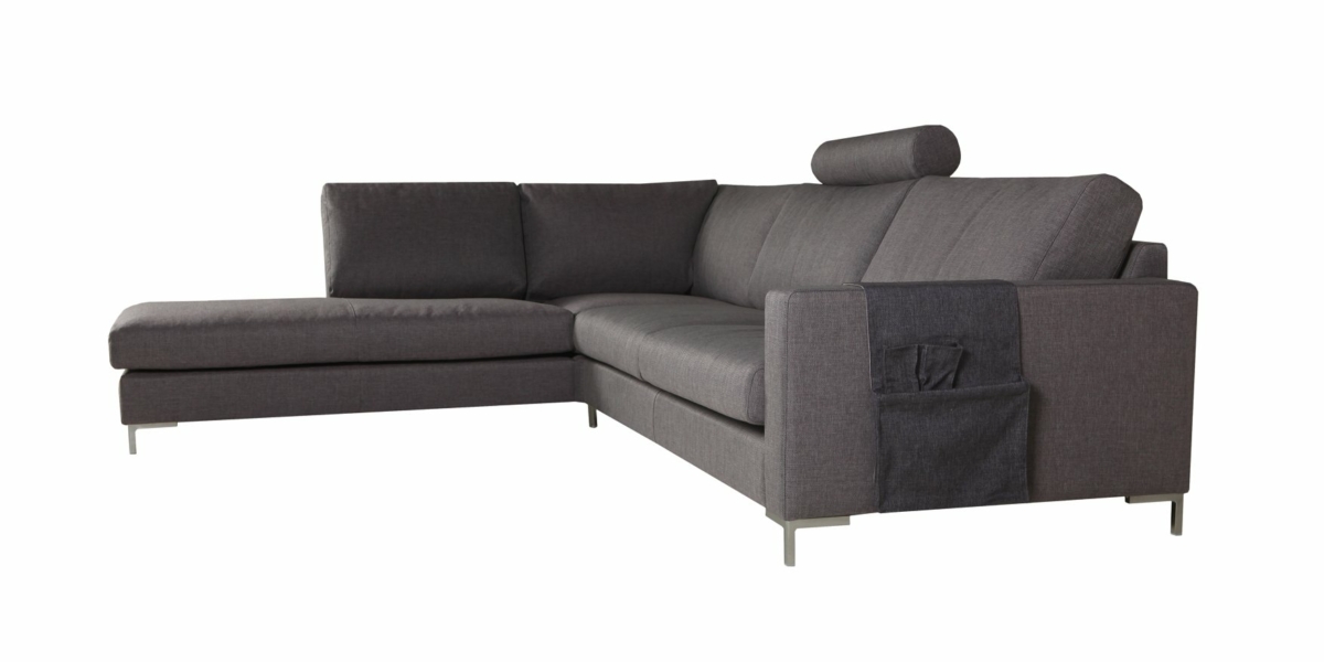 Canapé sectionnel chic en L gris avec appui-tête réglable et poche latérale, complété par des pieds en métal élégants, parfait pour ajouter une touche d'élégance parisienne à votre espace. Canape Paris by Atelier Bis