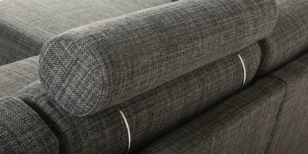 Gros plan d'un canapé moderne en tissu gris avec appuie-têtes cylindriques et coussins rectangulaires, dégageant une touche d'élégance parisienne. Canape Paris by Atelier Bis