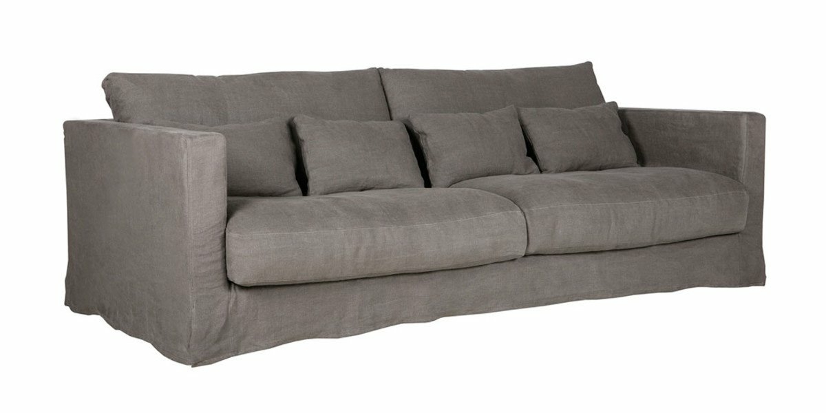 Canapé gris à trois coussins au design minimaliste, doté d'accoudoirs carrés et d'un revêtement en tissu doux. Canape Paris by Atelier Bis