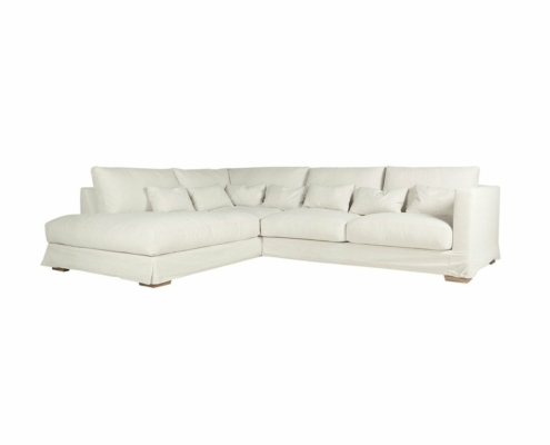 L'élégant canapé blanc en forme de L, orné de multiples coussins, évoque la qualité parisienne sur un fond immaculé. Canape Paris by Atelier Bis