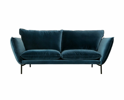 Découvrez la vraie qualité avec ce canapé en velours bleu foncé, doté de coussins moelleux et de pieds élégants en métal noir, parfait pour ajouter une touche d'élégance parisienne à votre espace de vie. Canape Paris by Atelier Bis