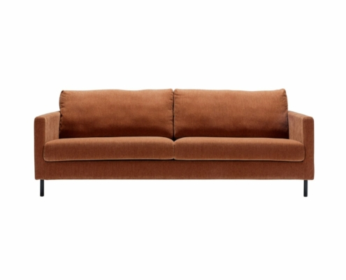Canapé moderne marron avec deux coussins et pieds noirs élégants, vu de face. Canape Paris by Atelier Bis