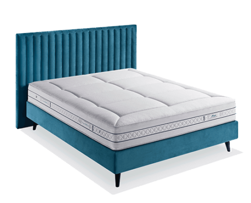Un lit queen-size avec une tête de lit bleu sarcelle capitonnée verticalement et un matelas blanc, reposant élégamment sur des pieds noirs, rappelant le style chic trouvé dans un showroom parisien. Canape Paris by Atelier Bis