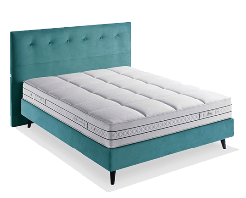 Découvrez notre lit moderne, rappelant une pièce maîtresse de salle d'exposition, avec une tête de lit et une base rembourrées bleu sarcelle. Il est doté d'un matelas blanc épais et touffeté qui respire la qualité et le confort pour une retraite reposante ultime. Canape Paris by Atelier Bis