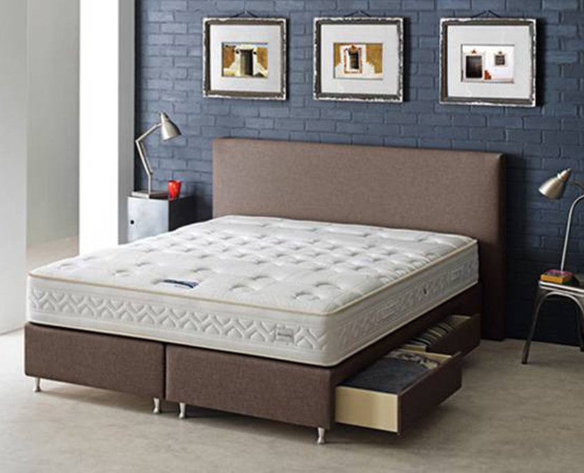 Une chambre parisienne moderne avec un lit à tiroirs, une tête de lit sombre, un mur de briques et des œuvres d'art encadrées au-dessus présente une qualité indéniable. Canape Paris by Atelier Bis