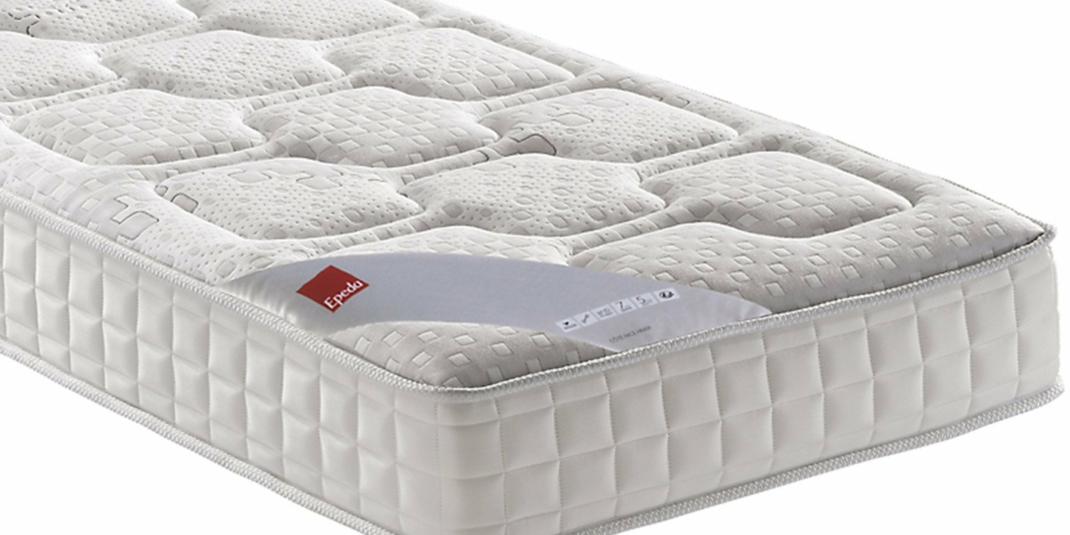 Un matelas matelassé blanc avec un motif texturé et une petite étiquette rouge sur le côté, parfait pour tout décor d'inspiration parisienne ou sous votre canapé chic. Canape Paris by Atelier Bis