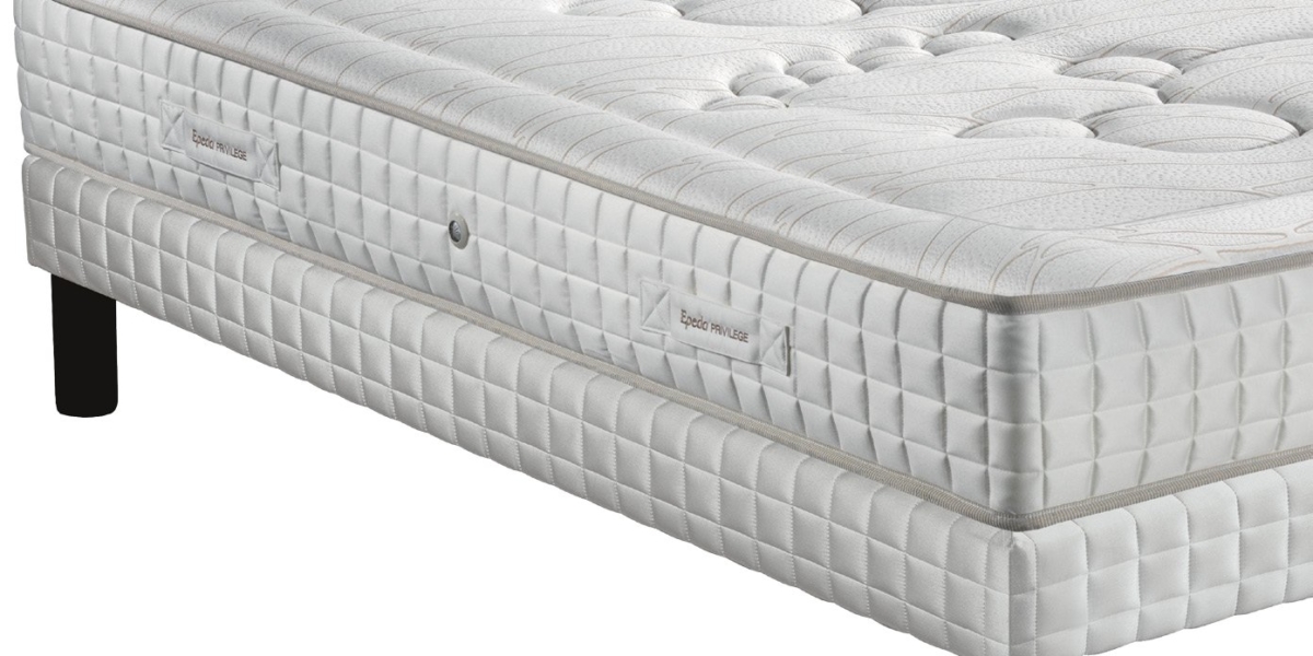 Un matelas et sommier blanc matelassé sur pieds noirs, présentant un motif texturé, offrant une qualité exceptionnelle. Canape Paris by Atelier Bis