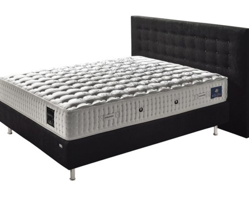 Un lit king-size avec un matelas blanc matelassé et une tête de lit capitonnée noire offre une qualité inégalée. Canape Paris by Atelier Bis