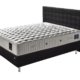 Un lit king-size avec un matelas blanc matelassé et une tête de lit capitonnée noire offre une qualité inégalée. Canape Paris by Atelier Bis