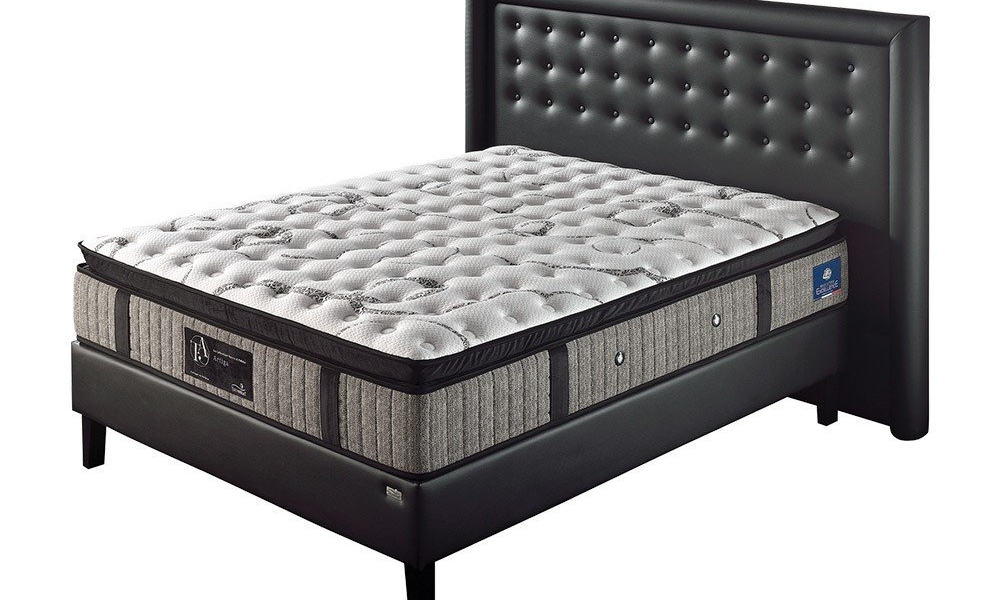 Lit luxueux avec un matelas blanc matelassé et une tête de lit sombre et capitonnée, offrant le mélange parfait d'élégance parisienne et de qualité inégalée. Canape Paris by Atelier Bis