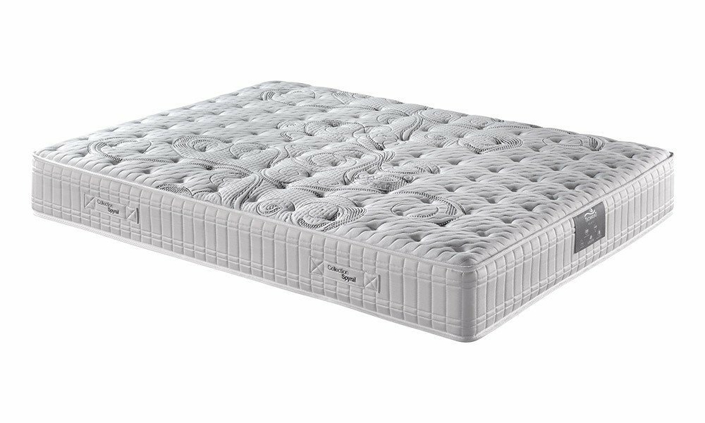 Un luxueux matelas blanc moelleux avec une surface texturée et matelassée évoque l'élégance d'un décor de canapés parisiens, magnifiquement présenté sur un fond blanc immaculé. Canape Paris by Atelier Bis