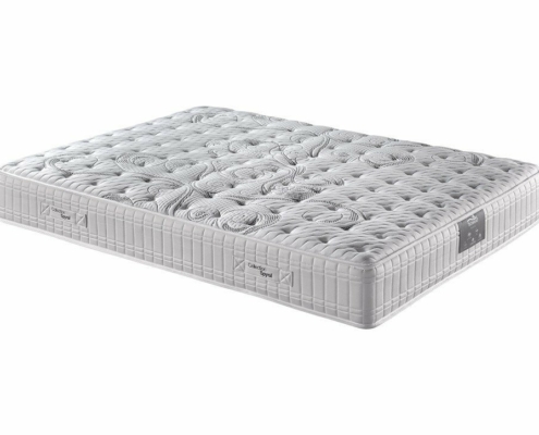 Un luxueux matelas blanc moelleux avec une surface texturée et matelassée évoque l'élégance d'un décor de canapés parisiens, magnifiquement présenté sur un fond blanc immaculé. Canape Paris by Atelier Bis