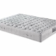 Un luxueux matelas blanc moelleux avec une surface texturée et matelassée évoque l'élégance d'un décor de canapés parisiens, magnifiquement présenté sur un fond blanc immaculé. Canape Paris by Atelier Bis