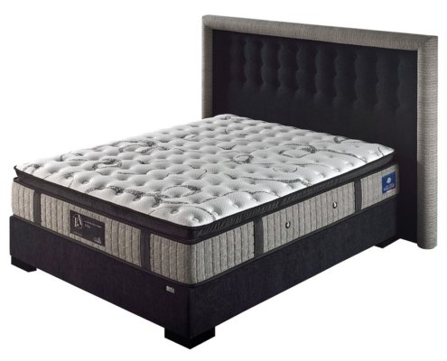 Un matelas au dessus matelassé repose sur un cadre de lit rembourré foncé doté d'une tête de lit haute de style parisien, dégageant un air de qualité. Canape Paris by Atelier Bis