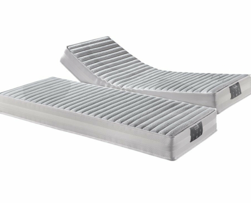 Deux matelas gris réglables d'une qualité exceptionnelle, l'un plat et l'autre surélevé, présentés sur un fond blanc immaculé. Canape Paris by Atelier Bis