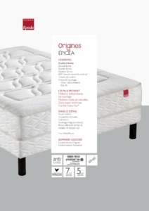 Matelas au design matelassé blanc, pieds foncés et texte détaillant ses caractéristiques et spécifications en français, illustrant la qualité parisienne. Canape Paris by Atelier Bis
