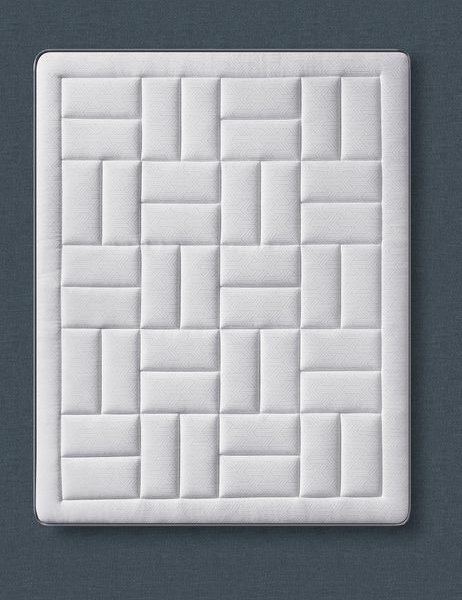 Couette carrée blanche au motif géométrique sur fond gris foncé, faisant écho à l'élégance de Paris et confectionnée avec une qualité irréprochable. Canape Paris by Atelier Bis