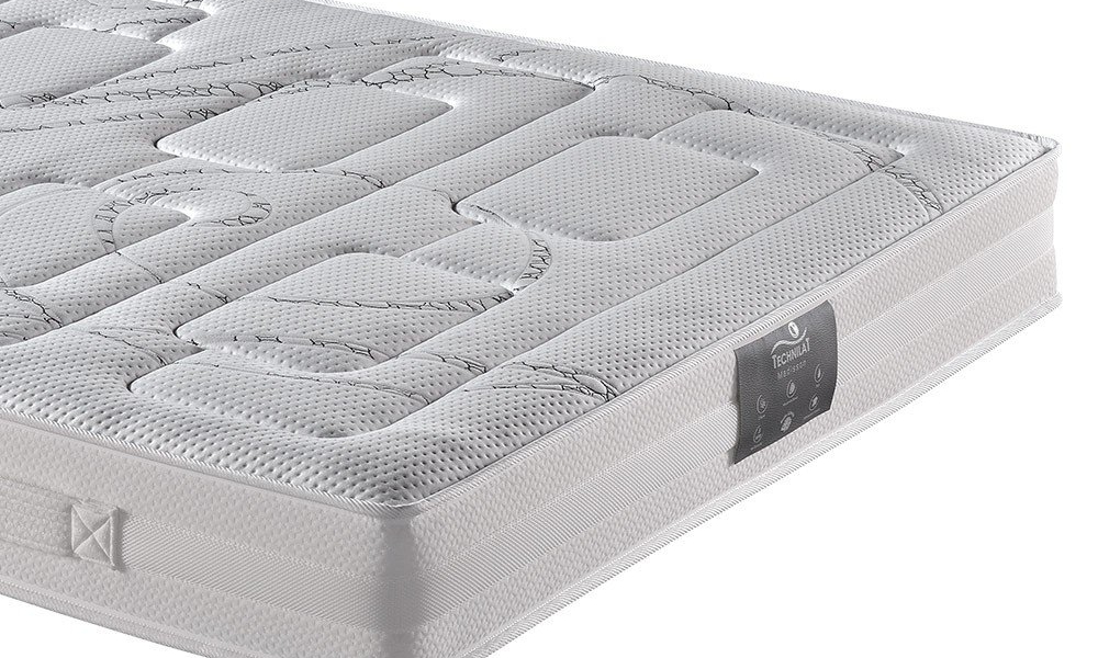 Matelas blanc au design matelassé texturé, étiquette sur le côté, et confectionné avec une qualité rappelant l'élégance parisienne. Canape Paris by Atelier Bis