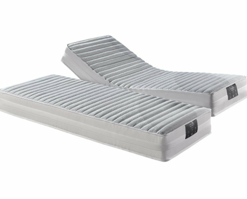 Deux matelas jumeaux réglables, l'un plat et l'autre surélevé en tête, avec des housses rayées grises et blanches offrant une qualité exceptionnelle que même les Parisiens approuveraient. Canape Paris by Atelier Bis