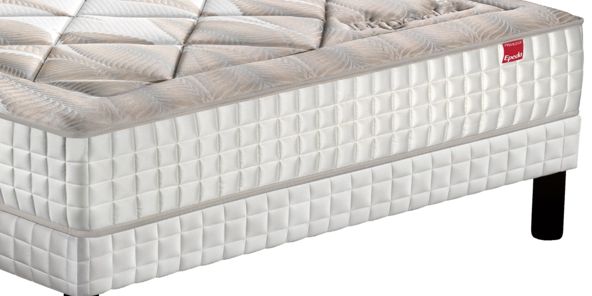 Un matelas sur des pieds noirs élégants présente un motif matelassé avec des accents marron clair, incarnant la qualité parisienne dans chaque détail. Canape Paris by Atelier Bis