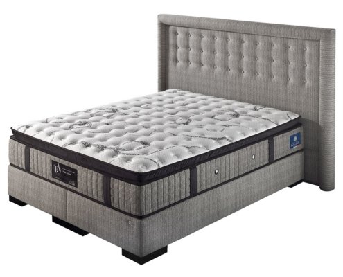 Un lit rembourré gris avec une tête de lit capitonnée et un matelas à motifs blancs offre une qualité exceptionnelle, alliant harmonieusement style et confort. Canape Paris by Atelier Bis