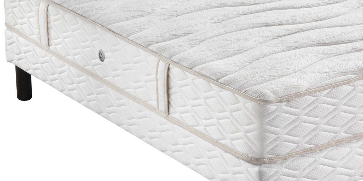 Un mélange haut de gamme de prix et de qualité, ce matelas matelassé blanc avec sommier sur pieds noirs présente d'élégants motifs texturés sur sa surface. Canape Paris by Atelier Bis