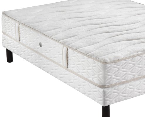 Un mélange haut de gamme de prix et de qualité, ce matelas matelassé blanc avec sommier sur pieds noirs présente d'élégants motifs texturés sur sa surface. Canape Paris by Atelier Bis