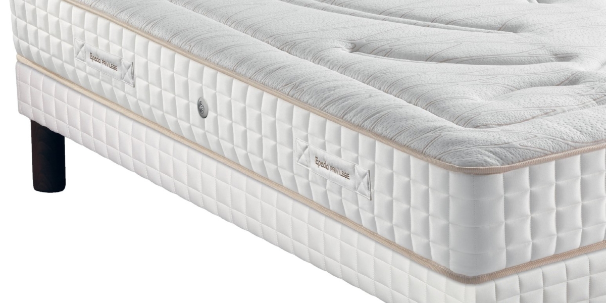 Matelas blanc sur un canapé à motif matelassé et pieds noirs, vu de côté, mettant en valeur une qualité exquise dans sa conception. Canape Paris by Atelier Bis