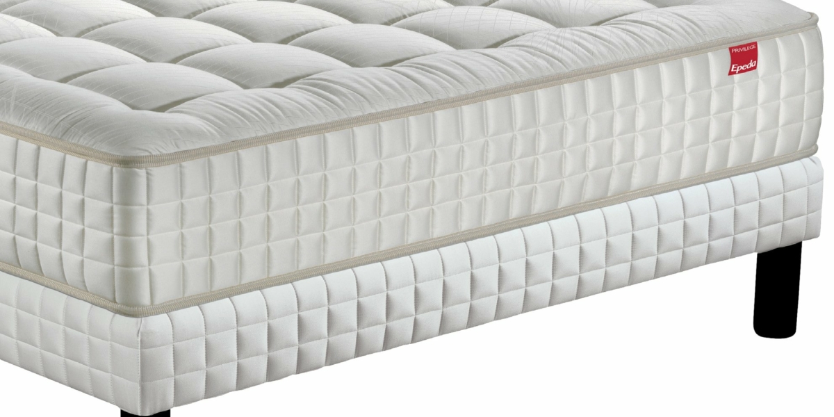 Découvrez un matelas et un sommier matelassés blancs de haute qualité, avec des pieds noirs élégants sur un fond blanc immaculé. Découvrez l'essence de l'élégance parisienne à chaque sommeil. Canape Paris by Atelier Bis