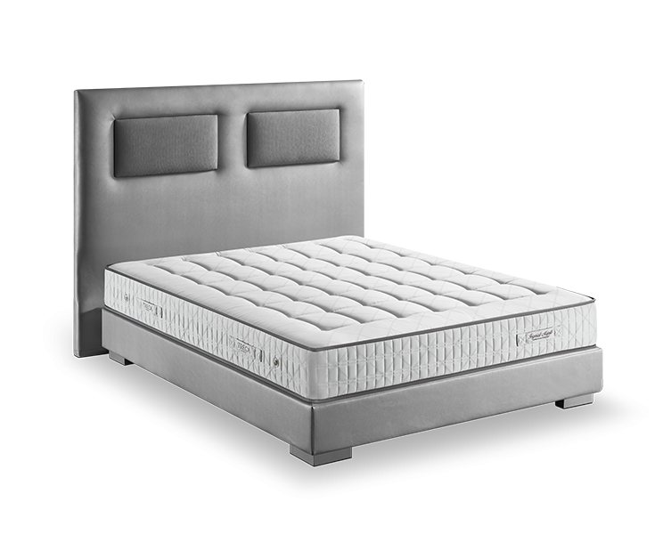 Un lit double moderne avec une tête de lit rembourrée grise et un matelas matelassé blanc, offrant une excellente qualité qui convient parfaitement à toute chambre parisienne. Canape Paris by Atelier Bis