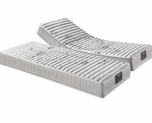 Deux matelas réglables, un plat et un surélevé, présentant un design matelassé dans une palette de couleurs blanche et grise chic qui incarne l'élégance du style parisien et la qualité à son meilleur. Canape Paris by Atelier Bis