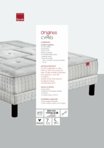 Matelas blanc et gris sur pieds noirs, présentant des spécifications détaillées à gauche. Fabriquée avec la qualité parisienne, cette pièce respire l'élégance et la sophistication. Canape Paris by Atelier Bis