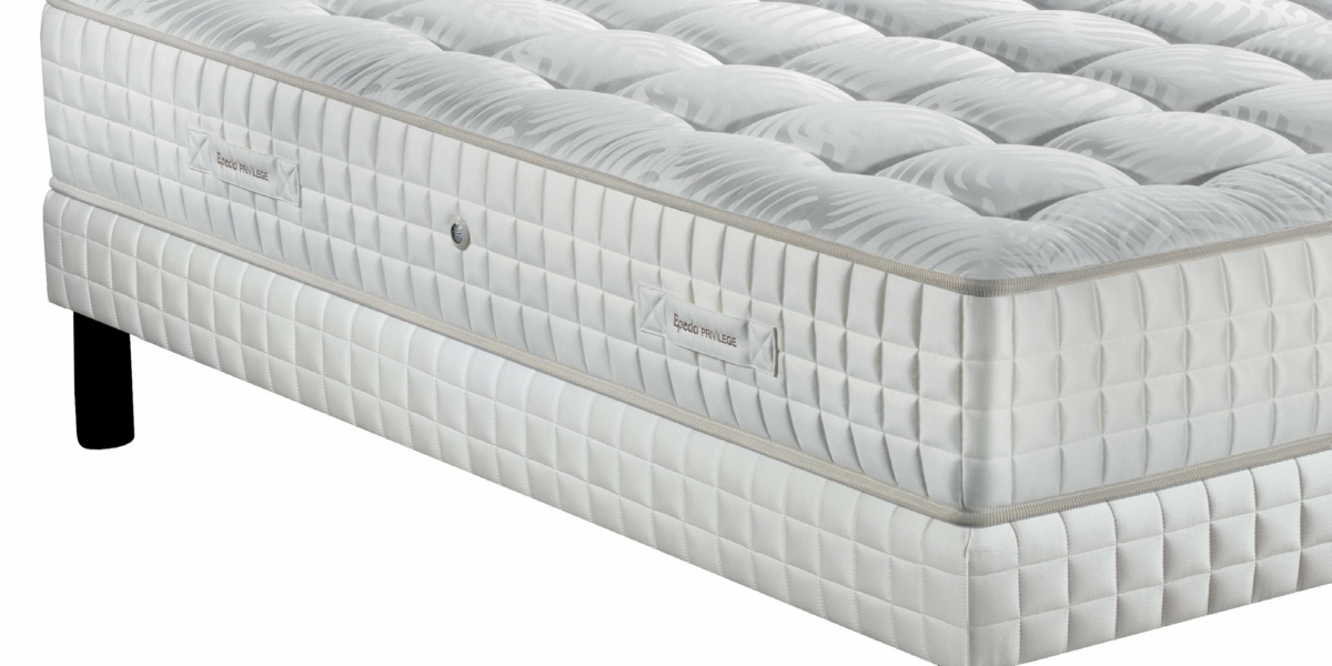 Un ensemble matelas et sommier matelassé blanc avec pieds noirs offre une qualité exceptionnelle sur un fond blanc immaculé, offrant un prix imbattable qui apporte une touche d'élégance parisienne à votre chambre. Canape Paris by Atelier Bis