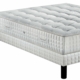 Un ensemble matelas et sommier matelassé blanc avec pieds noirs offre une qualité exceptionnelle sur un fond blanc immaculé, offrant un prix imbattable qui apporte une touche d'élégance parisienne à votre chambre. Canape Paris by Atelier Bis