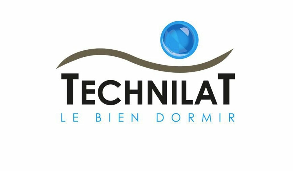 Logo avec le texte « Technilat », une sphère bleue au-dessus et la phrase « Le Bien Dormir » en bleu en dessous. Inspiré de l'élégance parisienne, ce design incarne le confort et le style, à l'image d'un canapé luxueux partagé sur un balcon pittoresque de Paris. Canape Paris by Atelier Bis