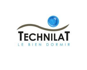 Logo avec le texte « Technilat », une sphère bleue au-dessus et la phrase « Le Bien Dormir » en bleu en dessous. Inspiré de l'élégance parisienne, ce design incarne le confort et le style, à l'image d'un canapé luxueux partagé sur un balcon pittoresque de Paris. Canape Paris by Atelier Bis