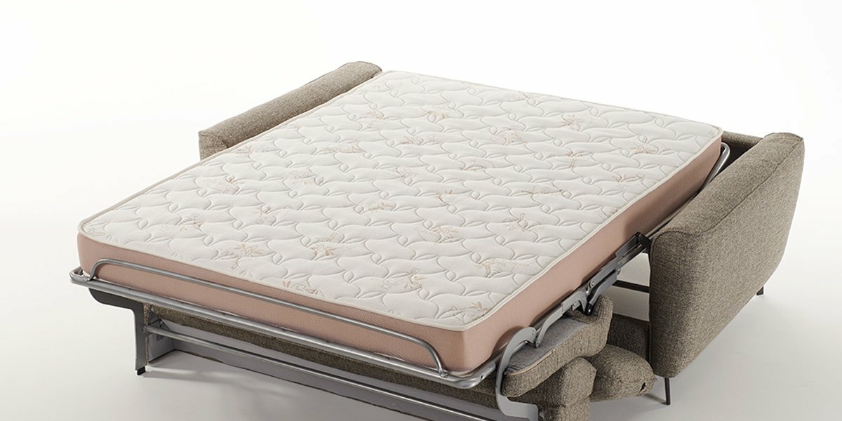 Un canapé beige se déplie en un lit avec un matelas blanc immaculé, incarnant la qualité parisienne sur un fond blanc uni. Canape Paris by Atelier Bis