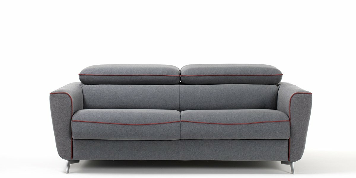 Canapé moderne gris avec détails de coutures rouges, doté de pieds en métal, posé sur un fond blanc, parfait pour ajouter une touche d'élégance parisienne à n'importe quel espace de vie. Canape Paris by Atelier Bis